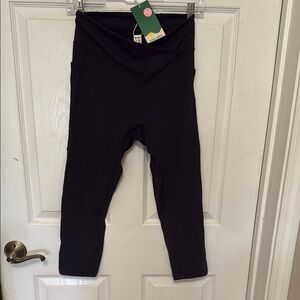 HALARA Classic Black V-Front Capri Leggings